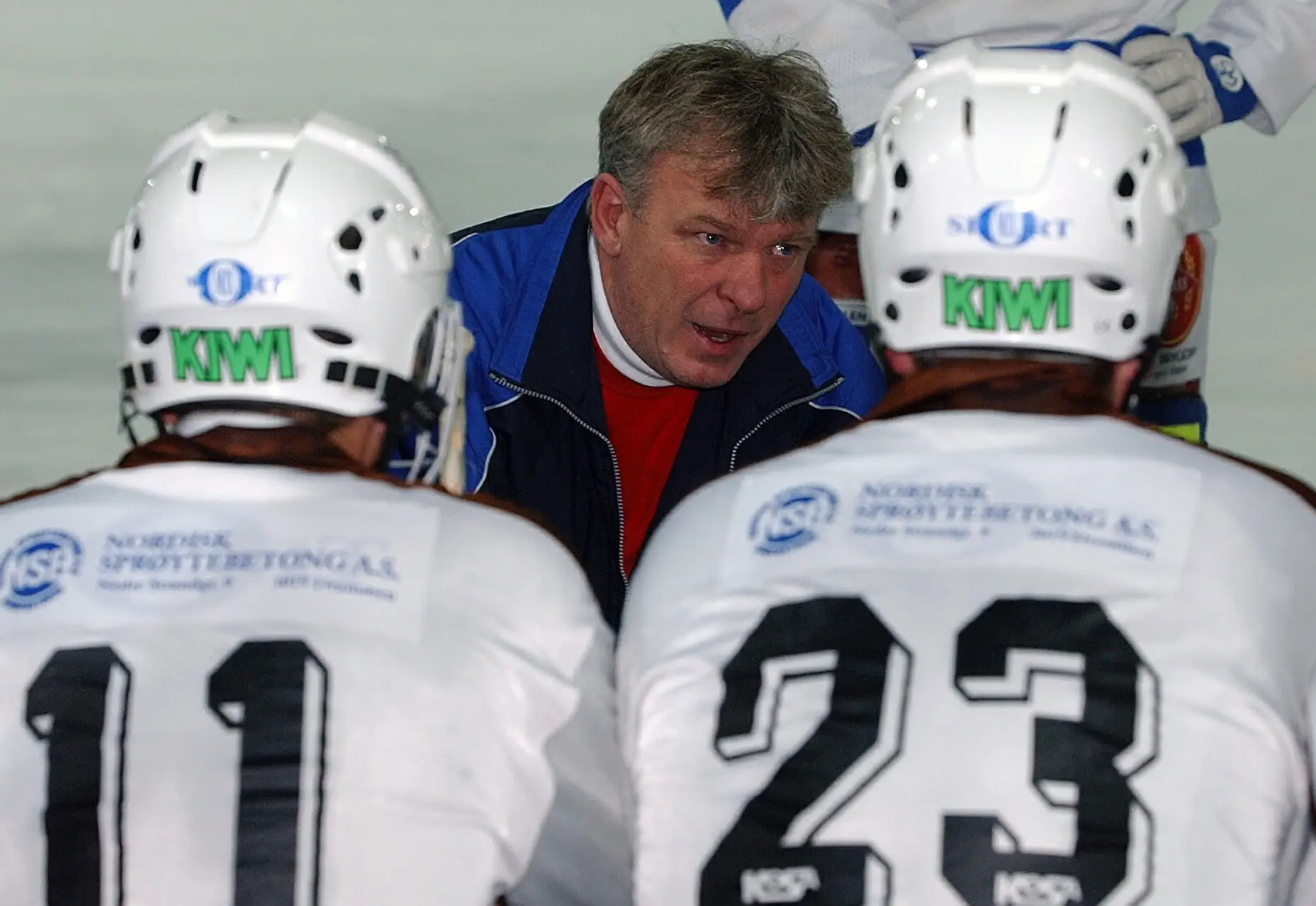 Mj¿ndalen bandy i Vikingskipet. Trener Jack Johansen, med spillerne Richard T. Olsen (nr.11) og Kjetil Skistad.
